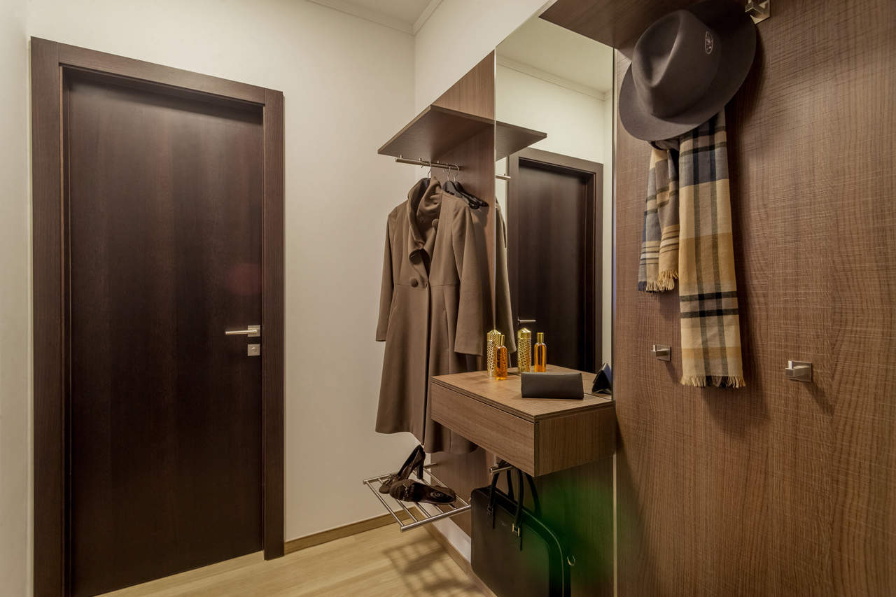 Discover the elegance of our Deluxe Suite at Apartment Hotel Vinohradský Dům in Prague. Picture yourself in a hallway with coat and hat racks - book your stay today!