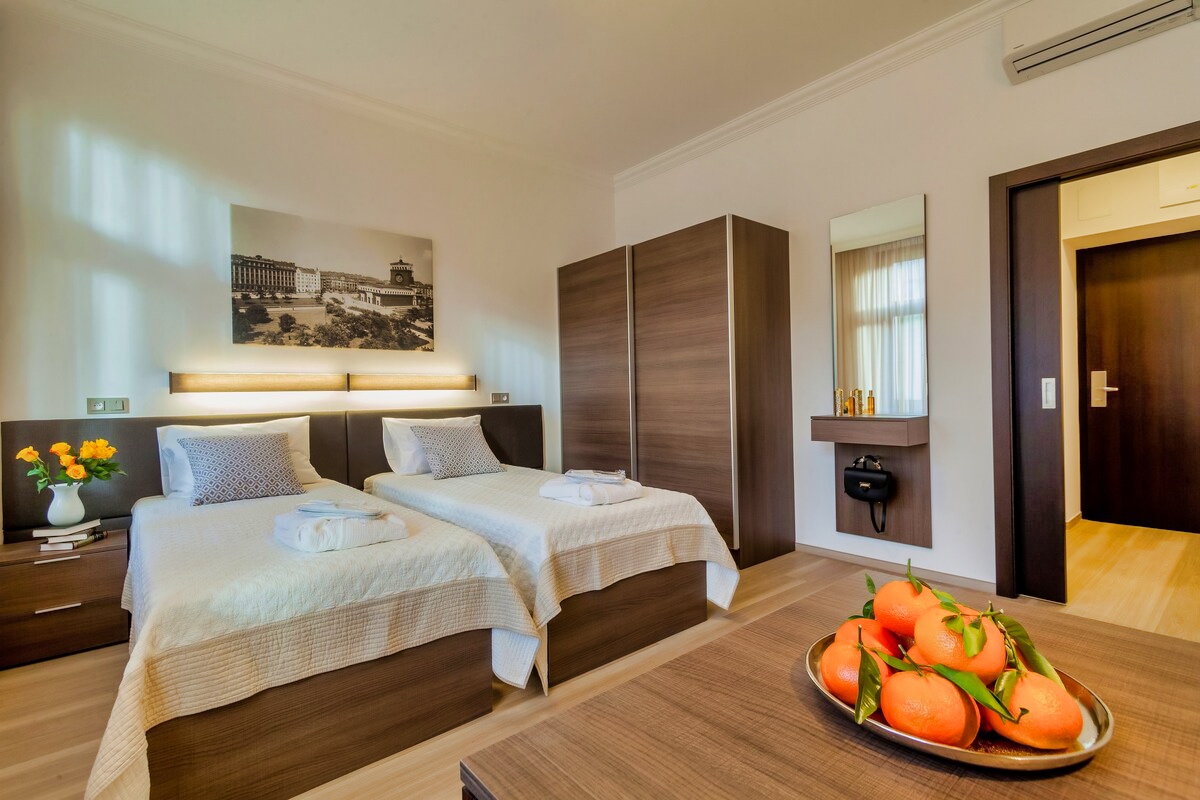 Indulge in comfort at Apartment Hotel Vinohradský Dům in Prague! Our Suite Deluxe offers two beds and a table. Book now!